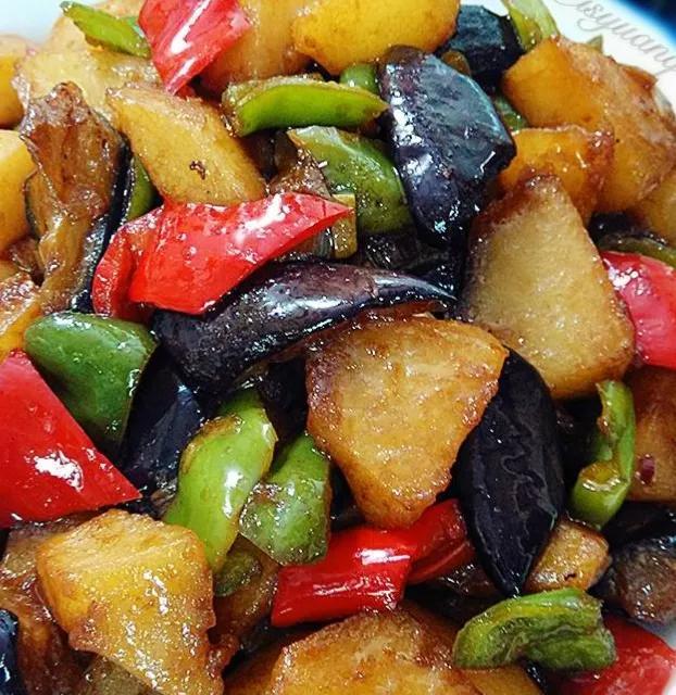 家常美食探秘，地三鲜的魅力所在