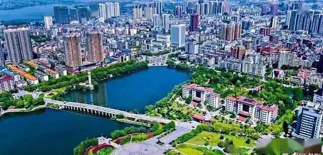 夜幕下的蕲春县老街风情